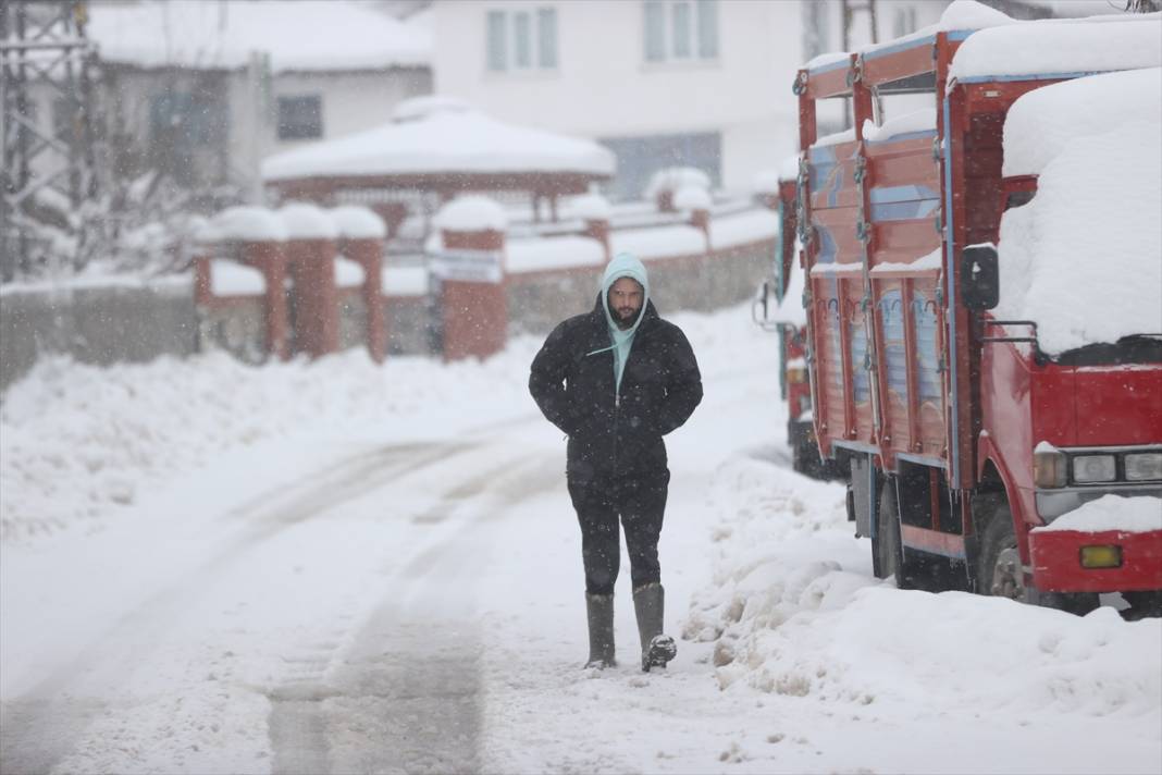 Yükseklerine kar yağan şehir beyaz örtüyle kaplandı 8